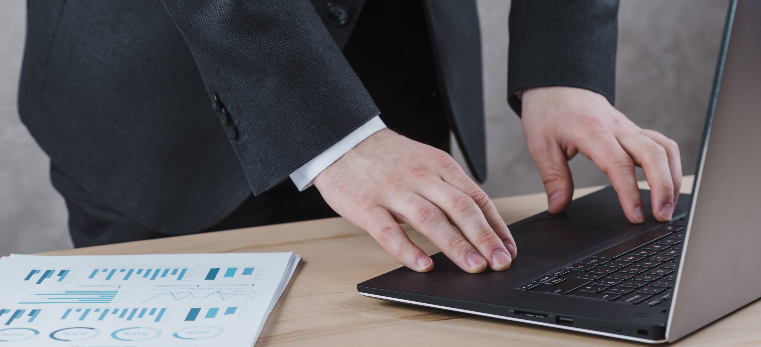 office-desktop-with-laptop-analytics Proces zakupu i użytkowania kwalifikowanego podpisu elektronicznego